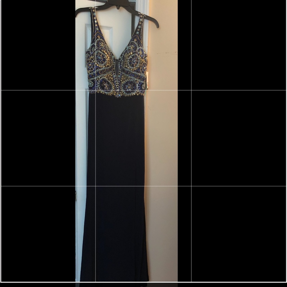 I’m selling an unworn size 6 navy blue prom dress